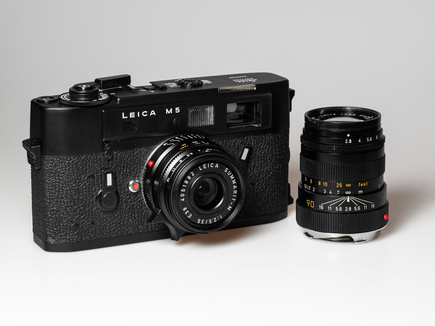 Produktfoto zeigt Leica M5, analoge Messsucherkamera (1971-1975), mit Summarit 35 und Tele-Elmarit 90