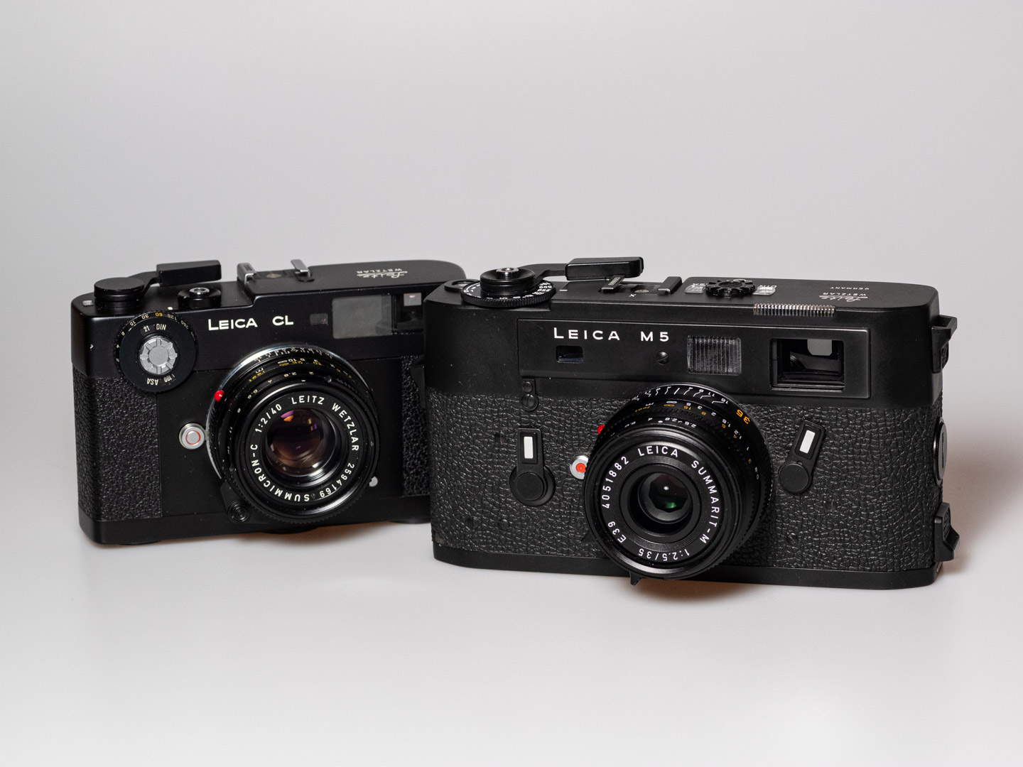 Produktfoto zeigt Leica M5, analoge Messsucherkamera (1971-1975), und Leica CL analog